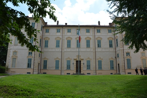 Il castello Cavour da piazza Venosta.